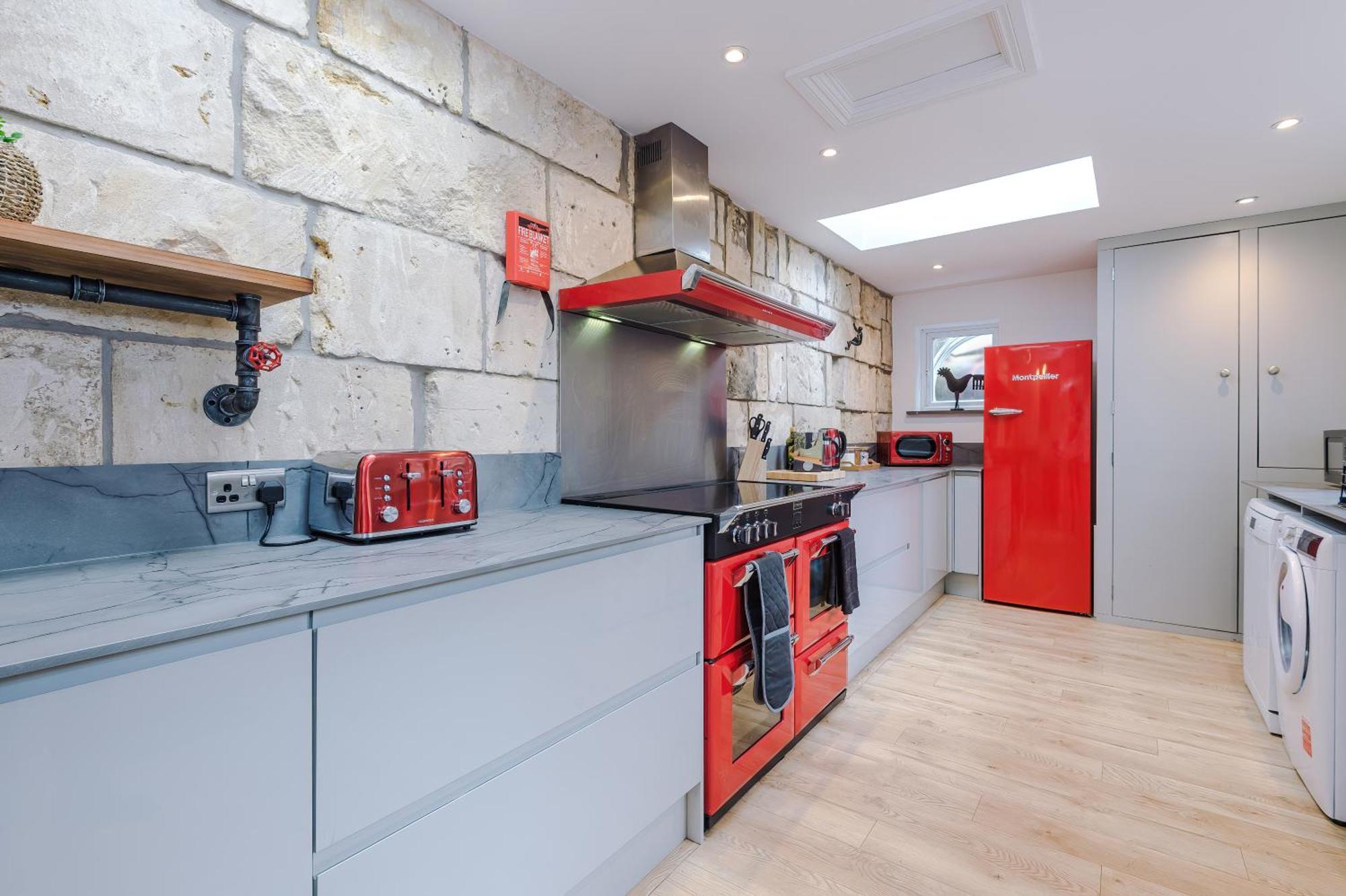 Incredible - Five Bedroom - 7 Actual Beds - 6 Bathroom House By Purestay - Central Bath With Parking Zewnętrze zdjęcie