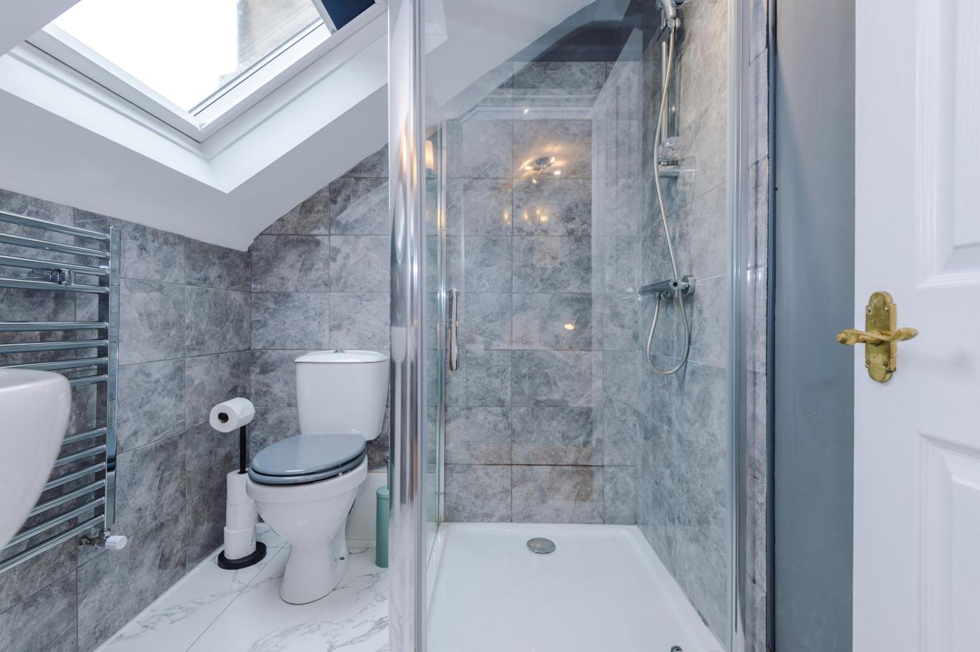 Incredible - Five Bedroom - 7 Actual Beds - 6 Bathroom House By Purestay - Central Bath With Parking Zewnętrze zdjęcie