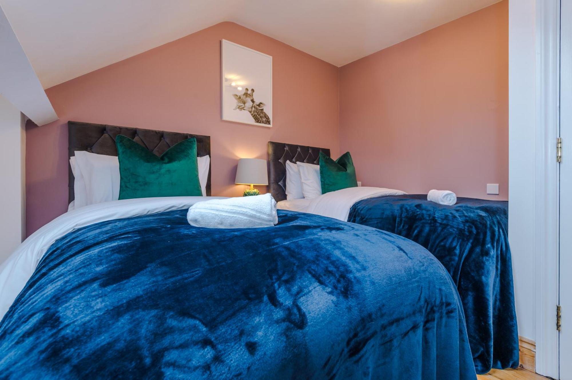 Incredible - Five Bedroom - 7 Actual Beds - 6 Bathroom House By Purestay - Central Bath With Parking Zewnętrze zdjęcie