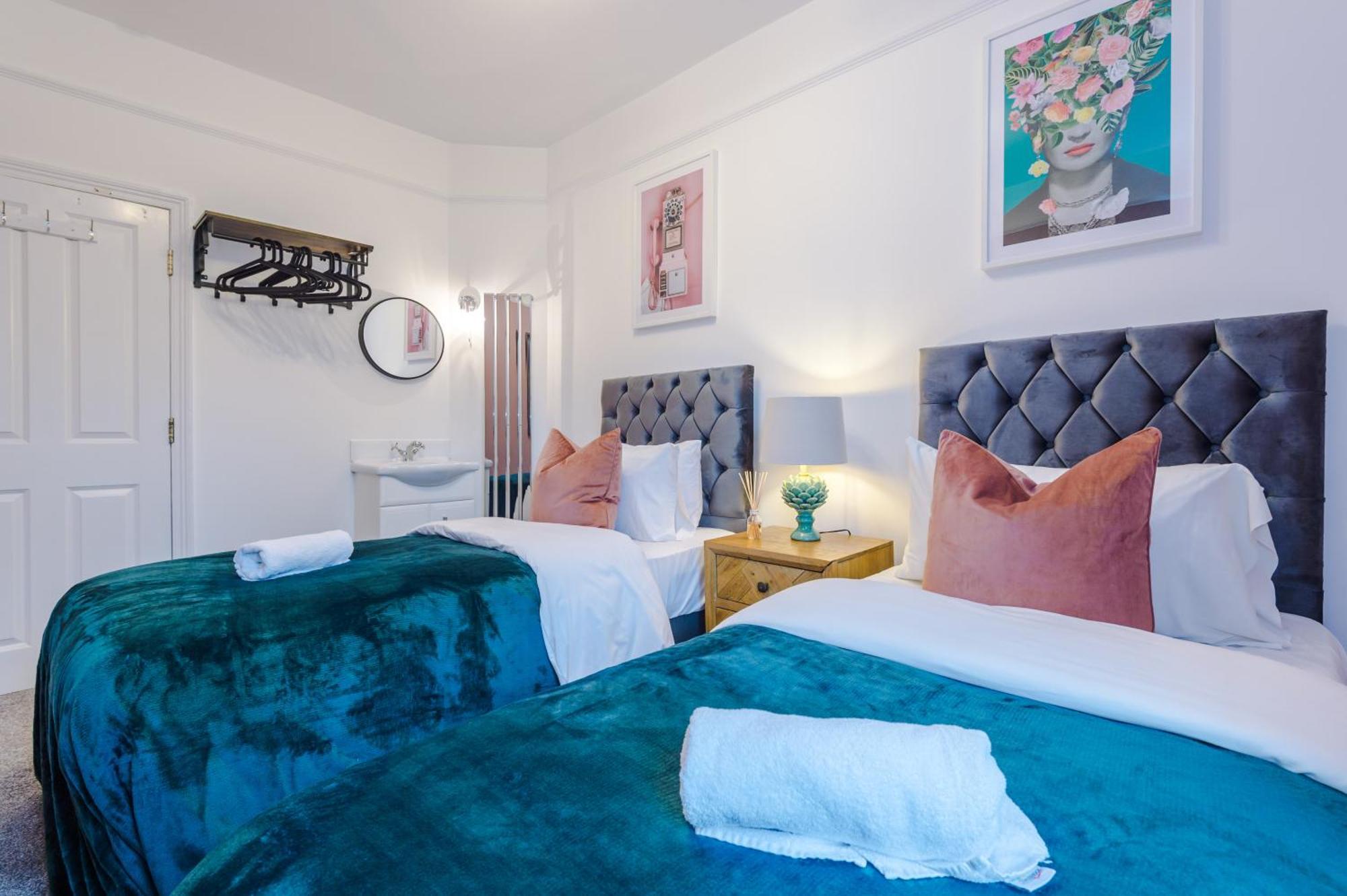 Incredible - Five Bedroom - 7 Actual Beds - 6 Bathroom House By Purestay - Central Bath With Parking Zewnętrze zdjęcie