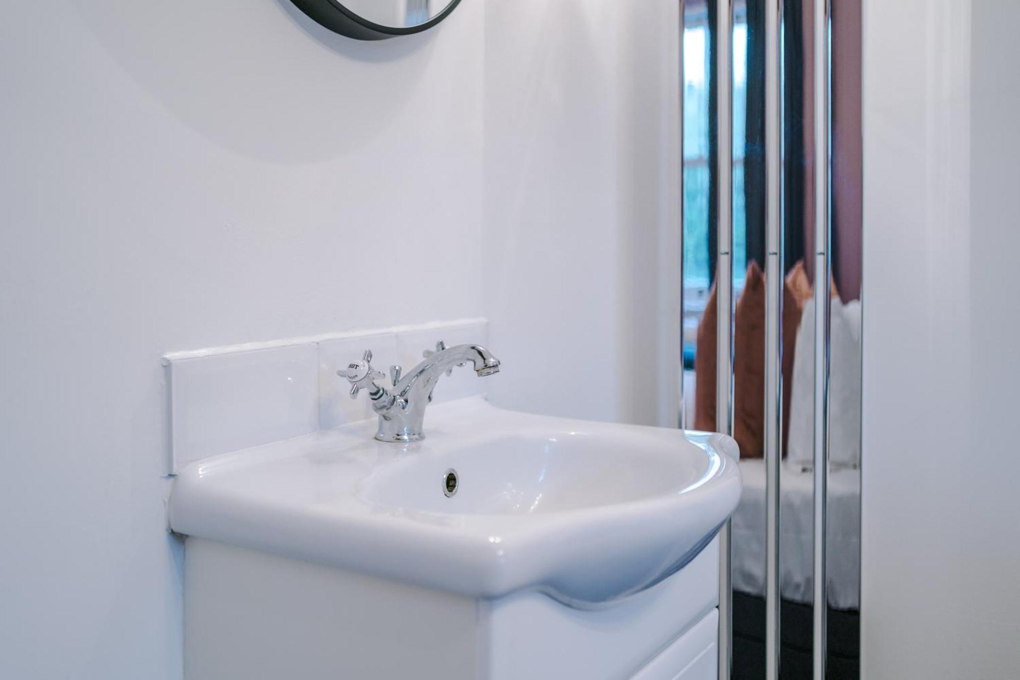 Incredible - Five Bedroom - 7 Actual Beds - 6 Bathroom House By Purestay - Central Bath With Parking Zewnętrze zdjęcie