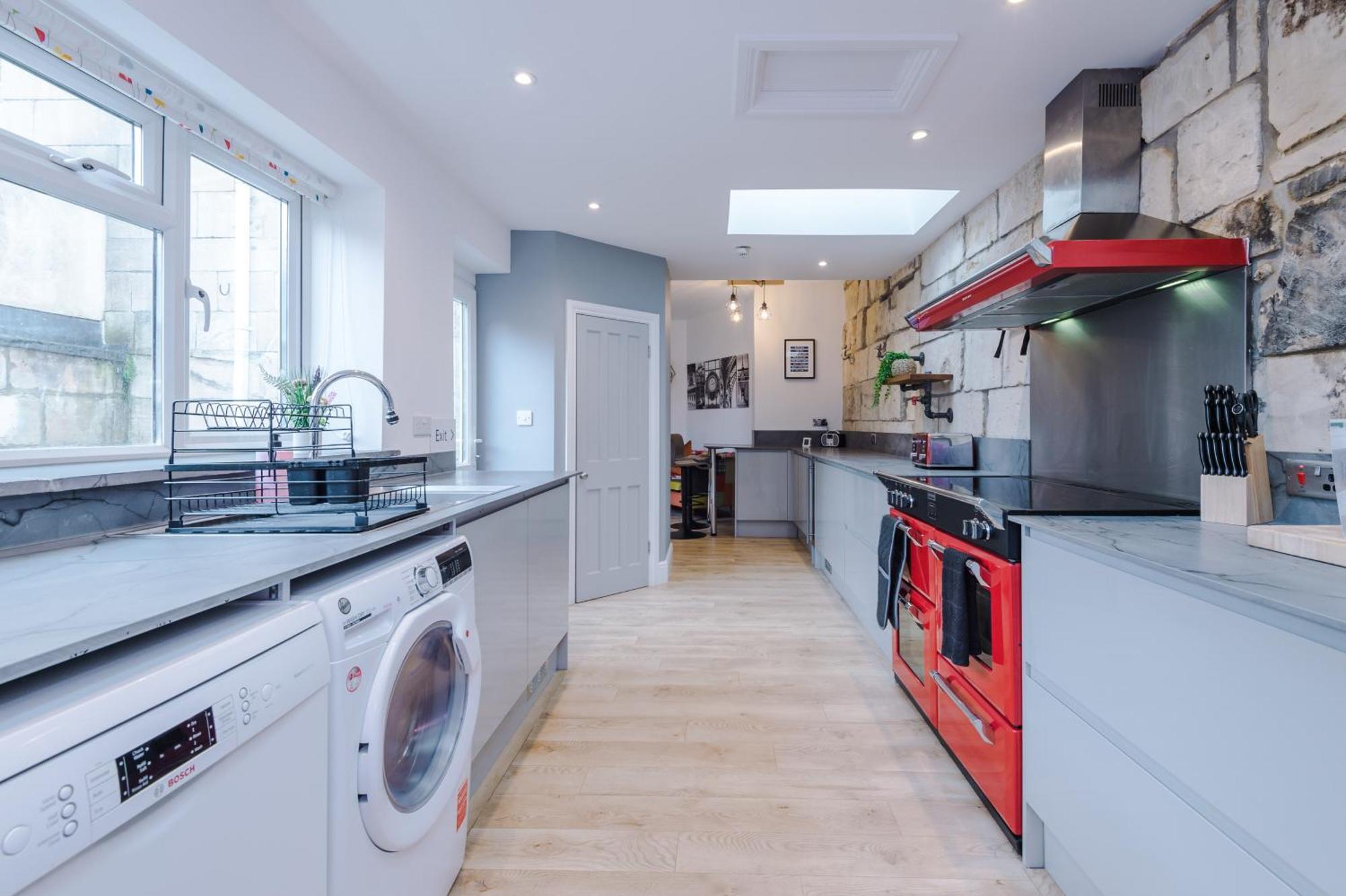 Incredible - Five Bedroom - 7 Actual Beds - 6 Bathroom House By Purestay - Central Bath With Parking Zewnętrze zdjęcie