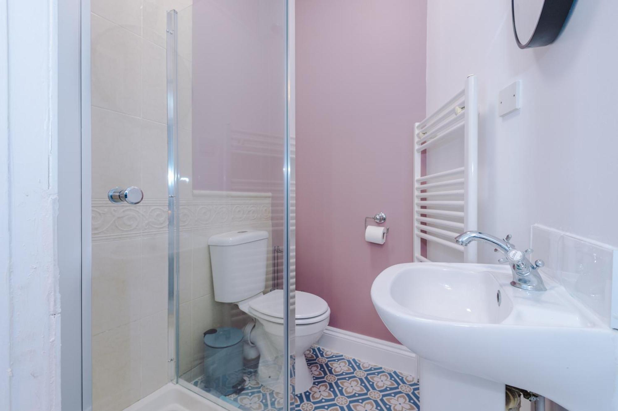 Incredible - Five Bedroom - 7 Actual Beds - 6 Bathroom House By Purestay - Central Bath With Parking Zewnętrze zdjęcie